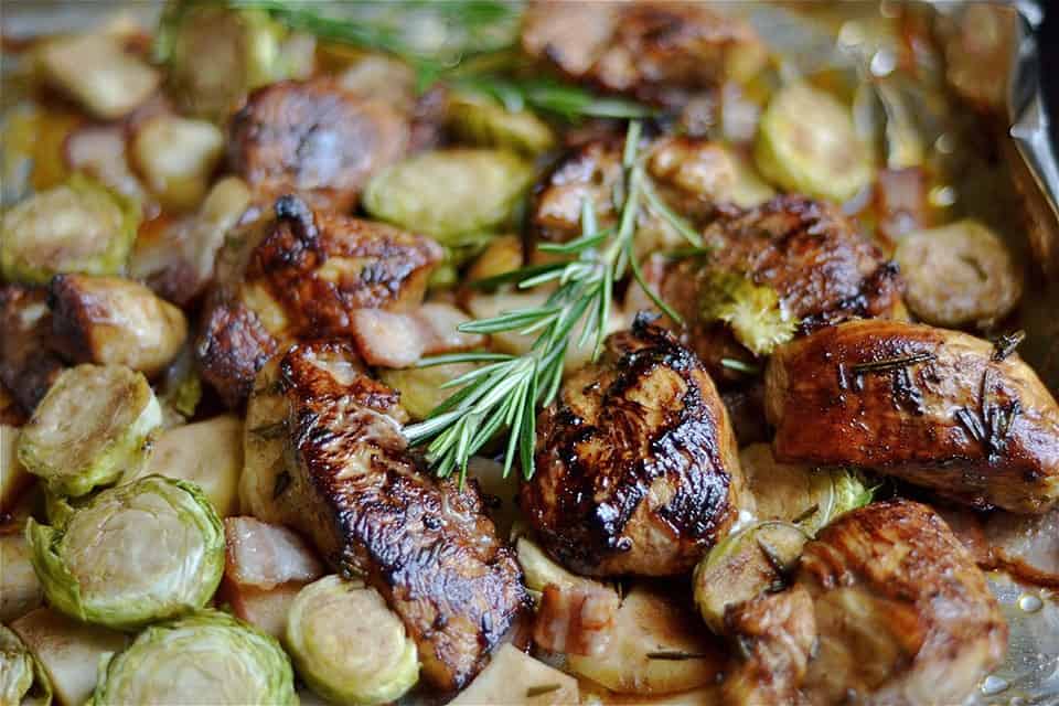 rosemary-balsamic-sheet-pan-chicken-with-bacon-and-apples