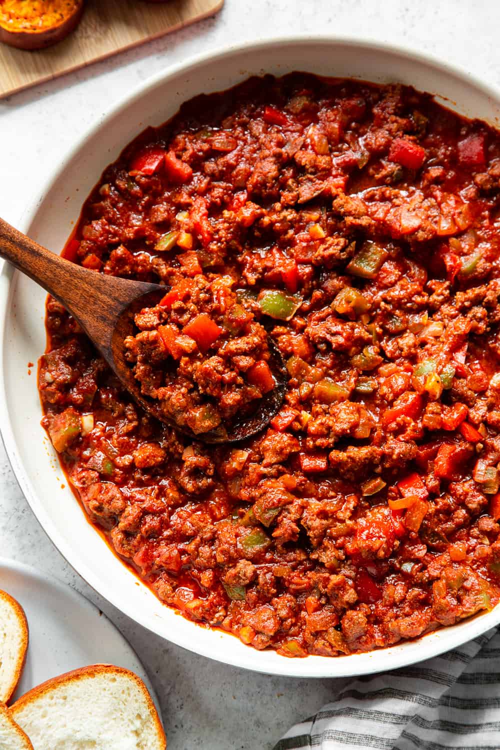 hese Paleo sloppy joes are classic comfort food made without the junk! The sauce is date sweetened to make it Whole30, and it's quick and easy enough for weeknight dinners.  Family approved and makes great leftovers, too!  Serve on paleo rolls or on sweet potato "buns"! #paleo #cleaneating 