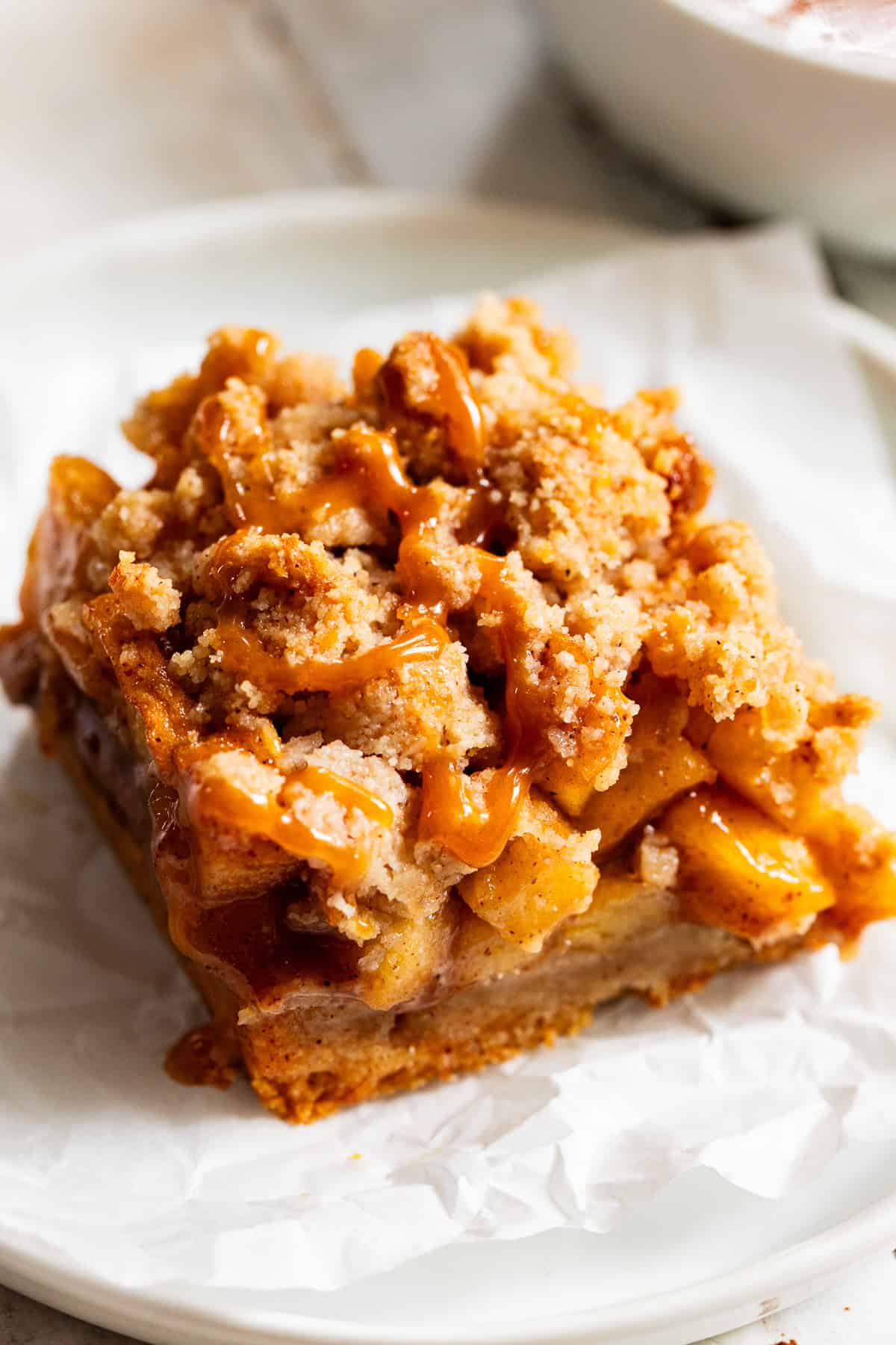 Gluten free dairy free apple pie bar with cinnamon crumble topping and homemade caramel sauce