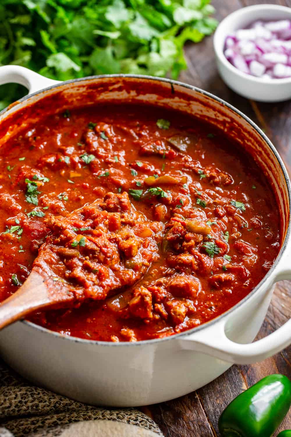 This one pot easy paleo pumpkin chili can be made with beef or your favorite ground meat and is ready in 30 minutes! It's a hearty, comforting, healthy Paleo and Whole30 meal that everyone will love, even the kids!  #paleo #whole30 #cleaneating #pumpkin #pumpkinchili