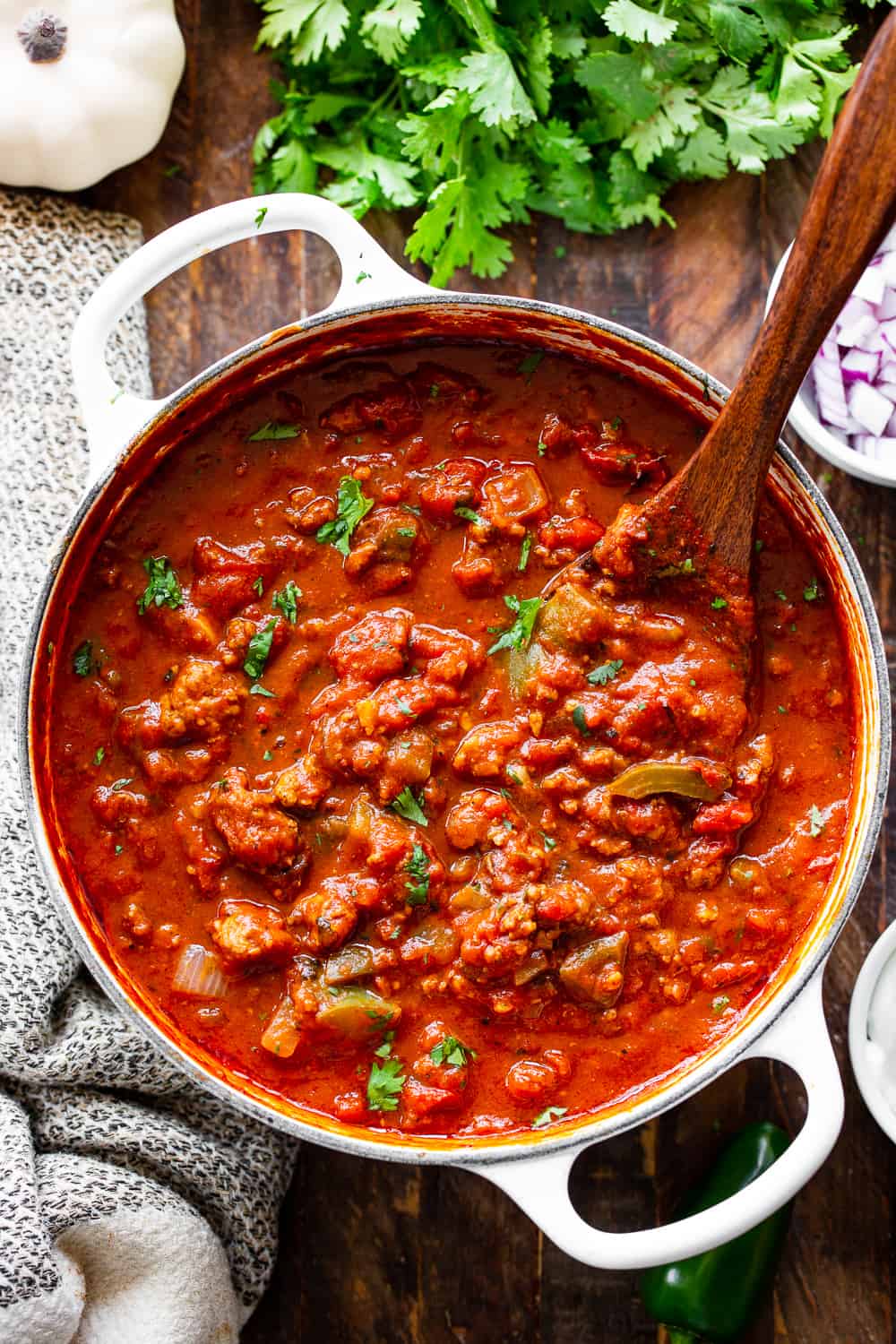 This one pot easy paleo pumpkin chili can be made with beef or your favorite ground meat and is ready in 30 minutes! It's a hearty, comforting, healthy Paleo and Whole30 meal that everyone will love, even the kids!  #paleo #whole30 #cleaneating #pumpkin #pumpkinchili