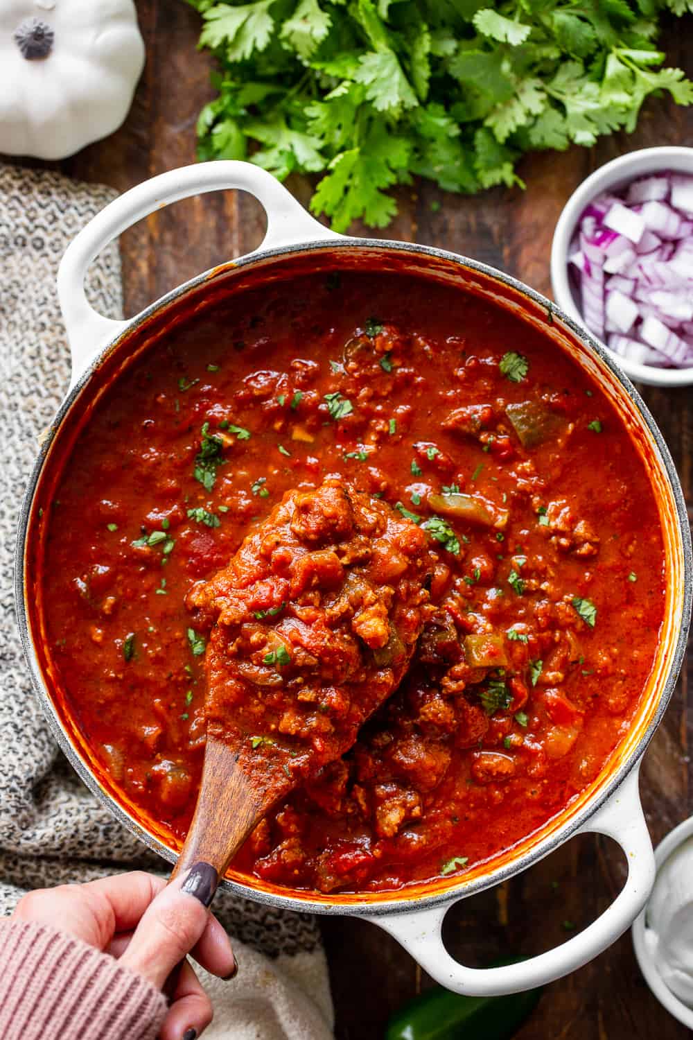 This one pot easy paleo pumpkin chili can be made with beef or your favorite ground meat and is ready in 30 minutes! It's a hearty, comforting, healthy Paleo and Whole30 meal that everyone will love, even the kids!  #paleo #whole30 #cleaneating #pumpkin #pumpkinchili