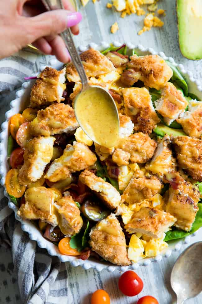  esta salada de frango crocante está embalada com todos os seus favoritos e coberta com um molho de mostarda de mel perfeitamente doce e picante! Esta é a salada que eu cresci amando, finalmente feito paleo com uma opção total de 30! Sem grãos estaladiços 