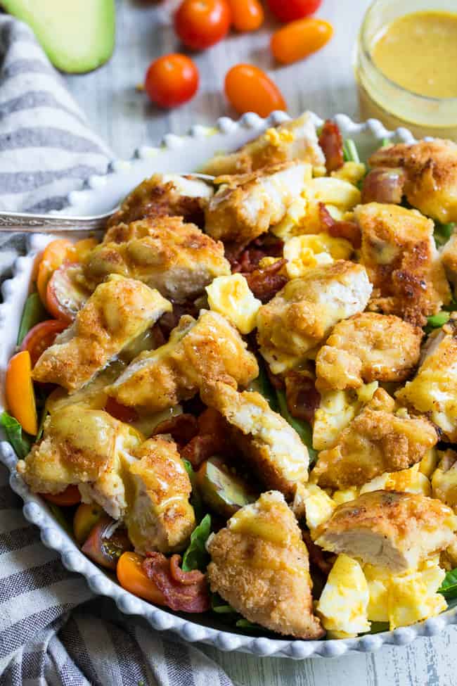  esta salada de frango crocante está embalada com todos os seus favoritos e coberta com um molho de mostarda de mel perfeitamente doce e picante! Esta é a salada que eu cresci amando, finalmente feito paleo com uma opção total de 30! Sem grãos estaladiços 