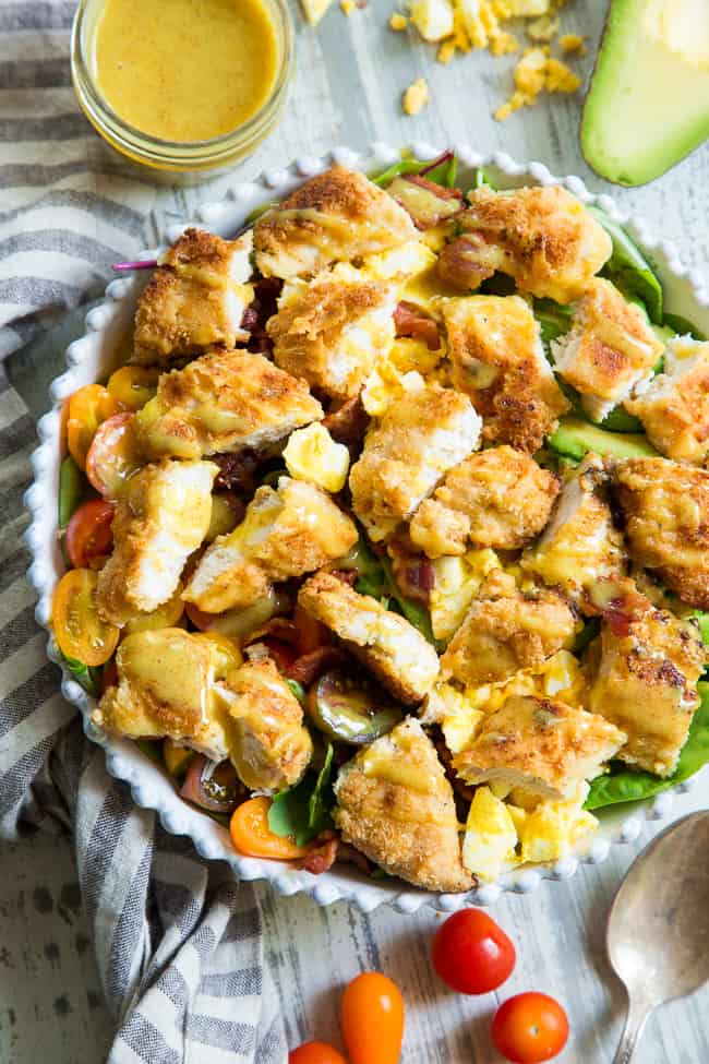  Cette salade de poulet croustillante est emballée avec tous vos favoris et garnie d'une vinaigrette à la moutarde au miel acidulée parfaitement sucrée! C'est la salade que j'ai grandi en aimant, enfin faite paléo avec une option Whole30! Sans grains croustillants 