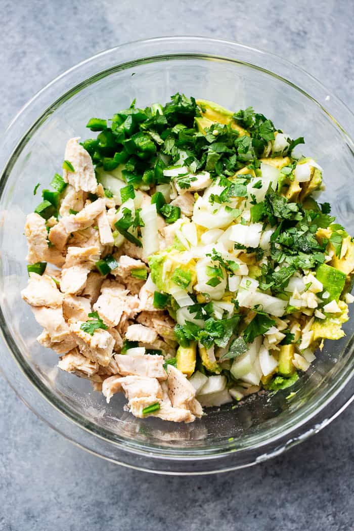 Since guacamole and chicken salad are two of our favorite things, I decided it was time to combine them!  This guacamole chicken salad is mayo-free, packed with flavor, protein, and perfect for easy lunches!  It’s paleo, Whole30 compliant and keto friendly, too.