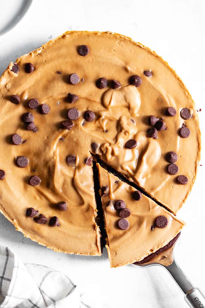 This creamy paleo and vegan cheesecake has a chocolate cookie crust topped with a rich cashew based espresso chocolate chip cheesecake layer.  It’s rich and decadent yes healthy dessert made with good for you, real food ingredients.  Dairy-free, gluten-free, refined sugar free.