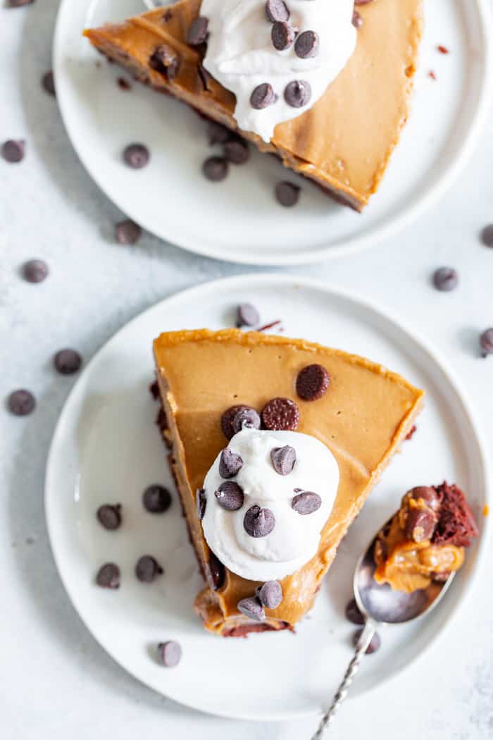 This creamy paleo and vegan cheesecake has a chocolate cookie crust topped with a rich cashew based espresso chocolate chip cheesecake layer.  It’s rich and decadent yes healthy dessert made with good for you, real food ingredients.  Dairy-free, gluten-free, refined sugar free.