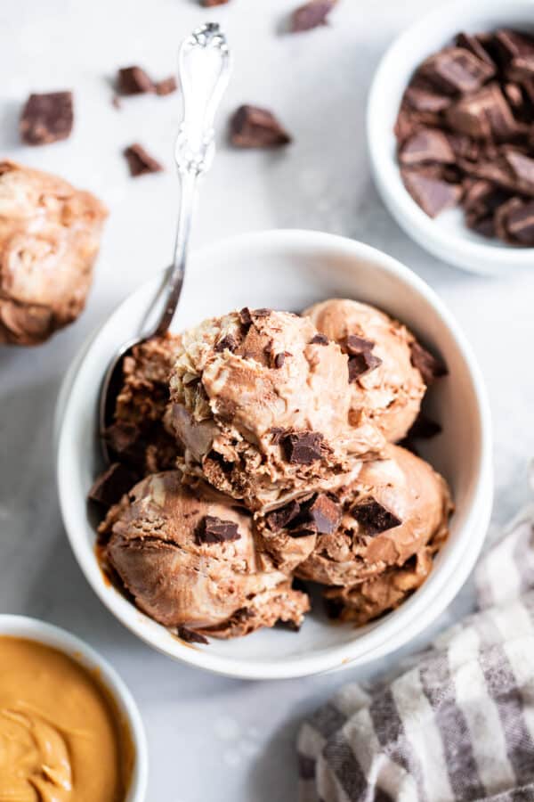 NoChurn Chocolate Peanut Butter Ice cream {Dairy free, Paleo, Vegan}