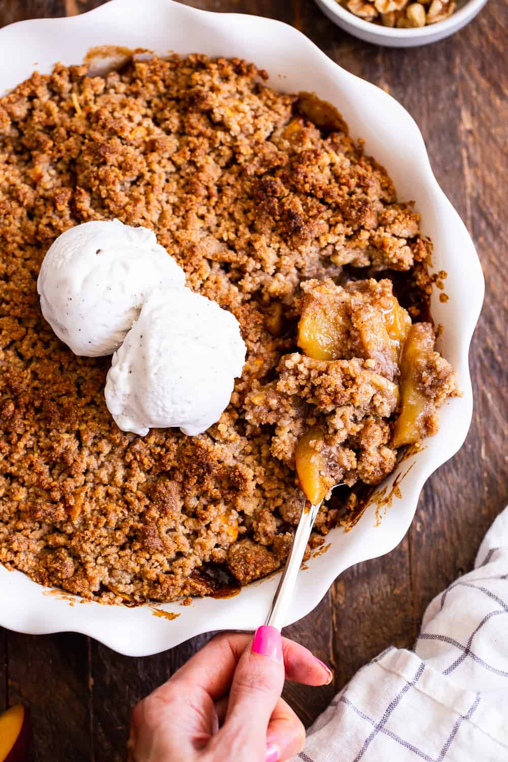 This paleo peach crisp has a juicy sweet peach filling with a toasty crisp topping that’s out of this world delicious! It’s truly the best peach crisp you’ll ever make. A fast family favorite for peach season, this crisp is paleo, vegan and gluten free. #paleo #dessert #peaches #vegan #cleaneating #glutenfreebaking 