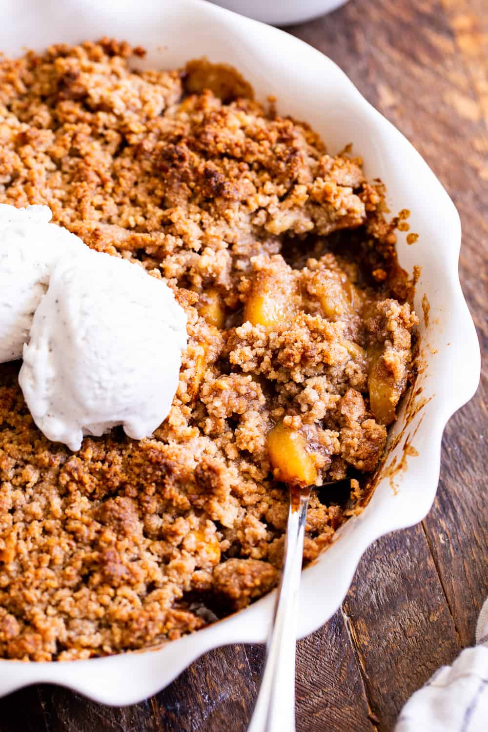 This paleo peach crisp has a juicy sweet peach filling with a toasty crisp topping that’s out of this world delicious! It’s truly the best peach crisp you’ll ever make. A fast family favorite for peach season, this crisp is paleo, vegan and gluten free. #paleo #dessert #peaches #vegan #cleaneating #glutenfreebaking 