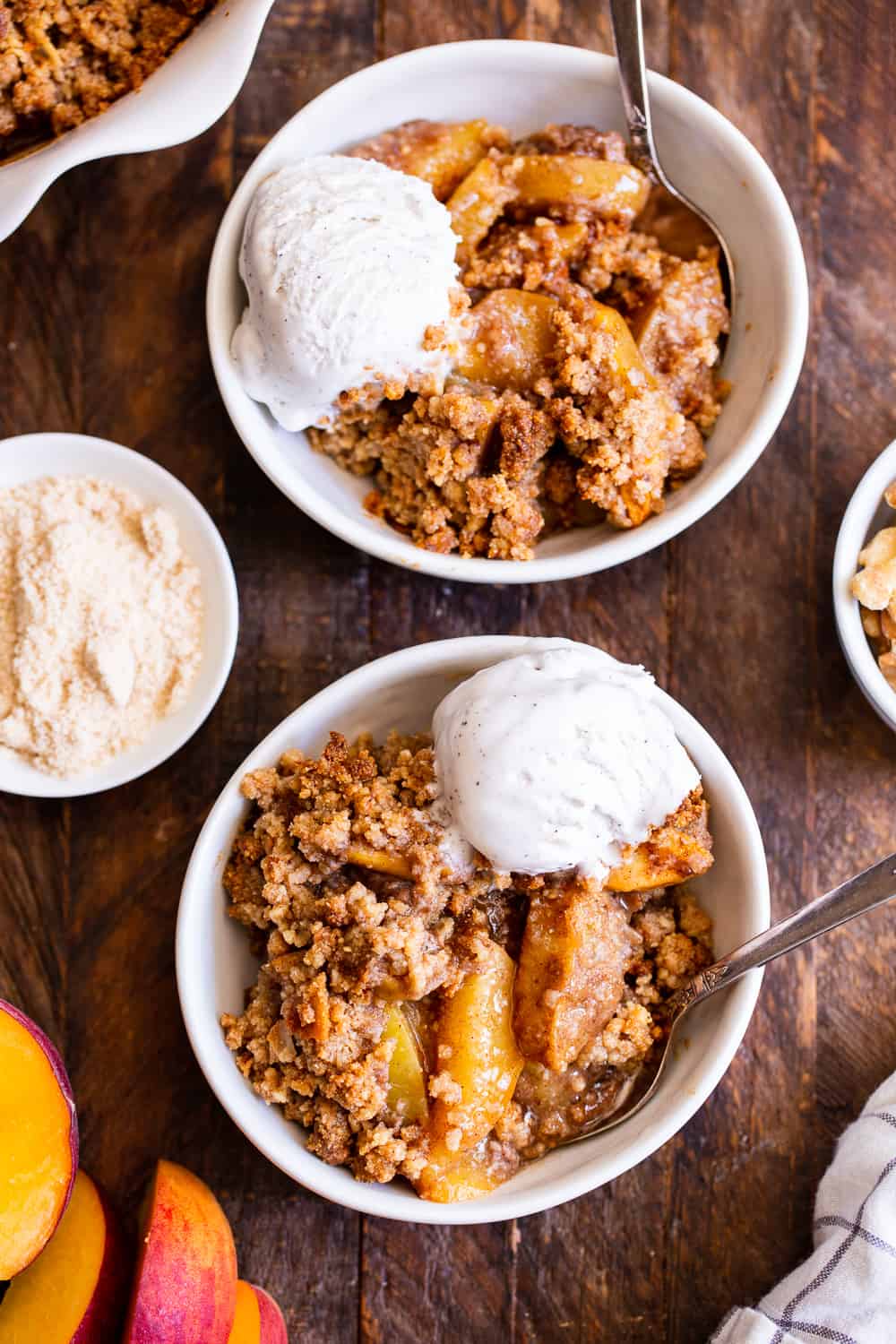 This paleo peach crisp has a juicy sweet peach filling with a toasty crisp topping that’s out of this world delicious! It’s truly the best peach crisp you’ll ever make. A fast family favorite for peach season, this crisp is paleo, vegan and gluten free. #paleo #dessert #peaches #vegan #cleaneating #glutenfreebaking 