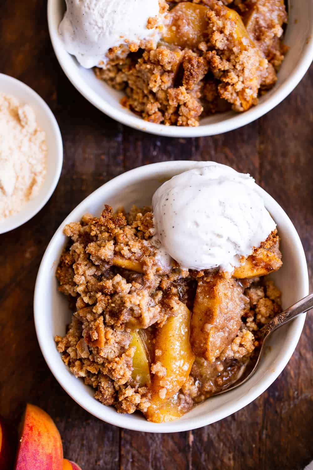 This paleo peach crisp has a juicy sweet peach filling with a toasty crisp topping that’s out of this world delicious! It’s truly the best peach crisp you’ll ever make. A fast family favorite for peach season, this crisp is paleo, vegan and gluten free. #paleo #dessert #peaches #vegan #cleaneating #glutenfreebaking 