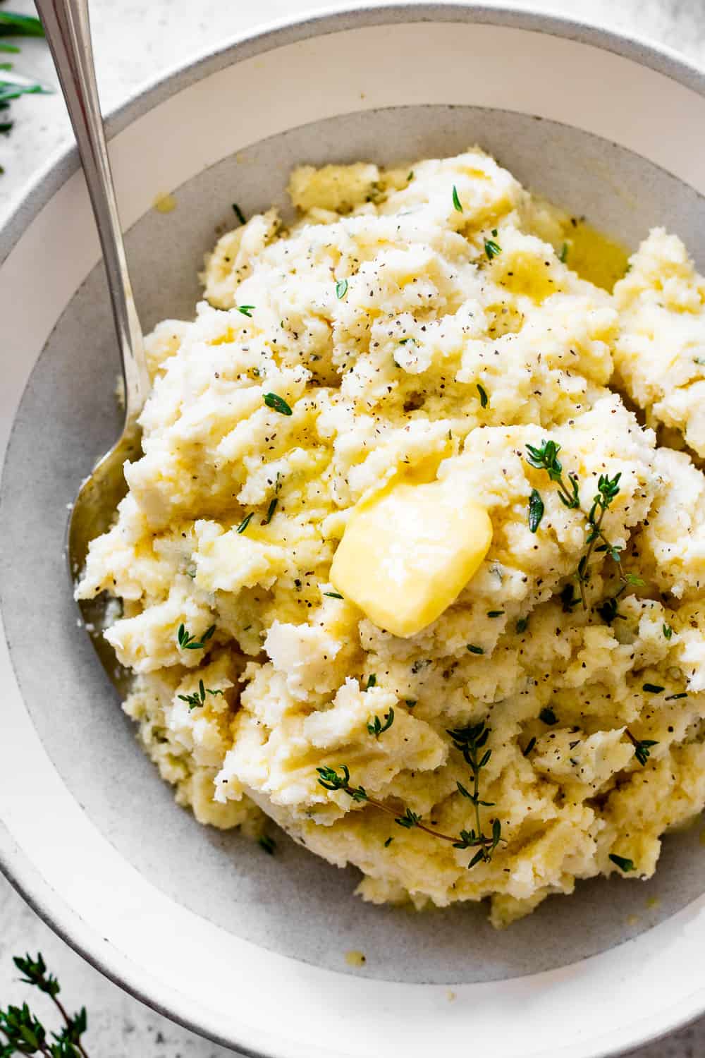 This is the simplest and most delicious recipe for mashed cauliflower (or cauliflower mashed potatoes!) Whether for a holiday dinner or anytime meal, this mashed cauliflower is super flavorful with savory garlic and fresh herbs, a side dish that will complement any main course and even steal the show! Paleo, Whole30, Keto and vegan option. #paleo #whole30 #keto #cleaneating 