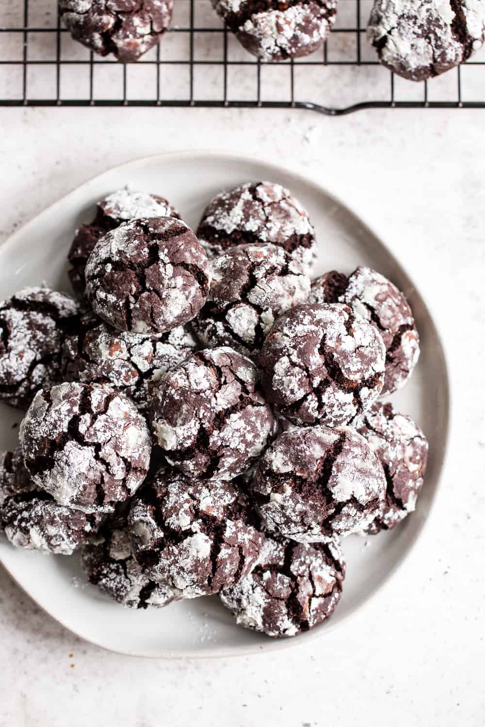 These easy paleo chocolate crinkle cookies are sure to become a holiday baking favorite! They have double the chocolate and a chewy brownie-like inside. Gluten free, grain free and dairy free. #paleo #glutenfree #cleaneating #christmascookies #christmas #paleobaking