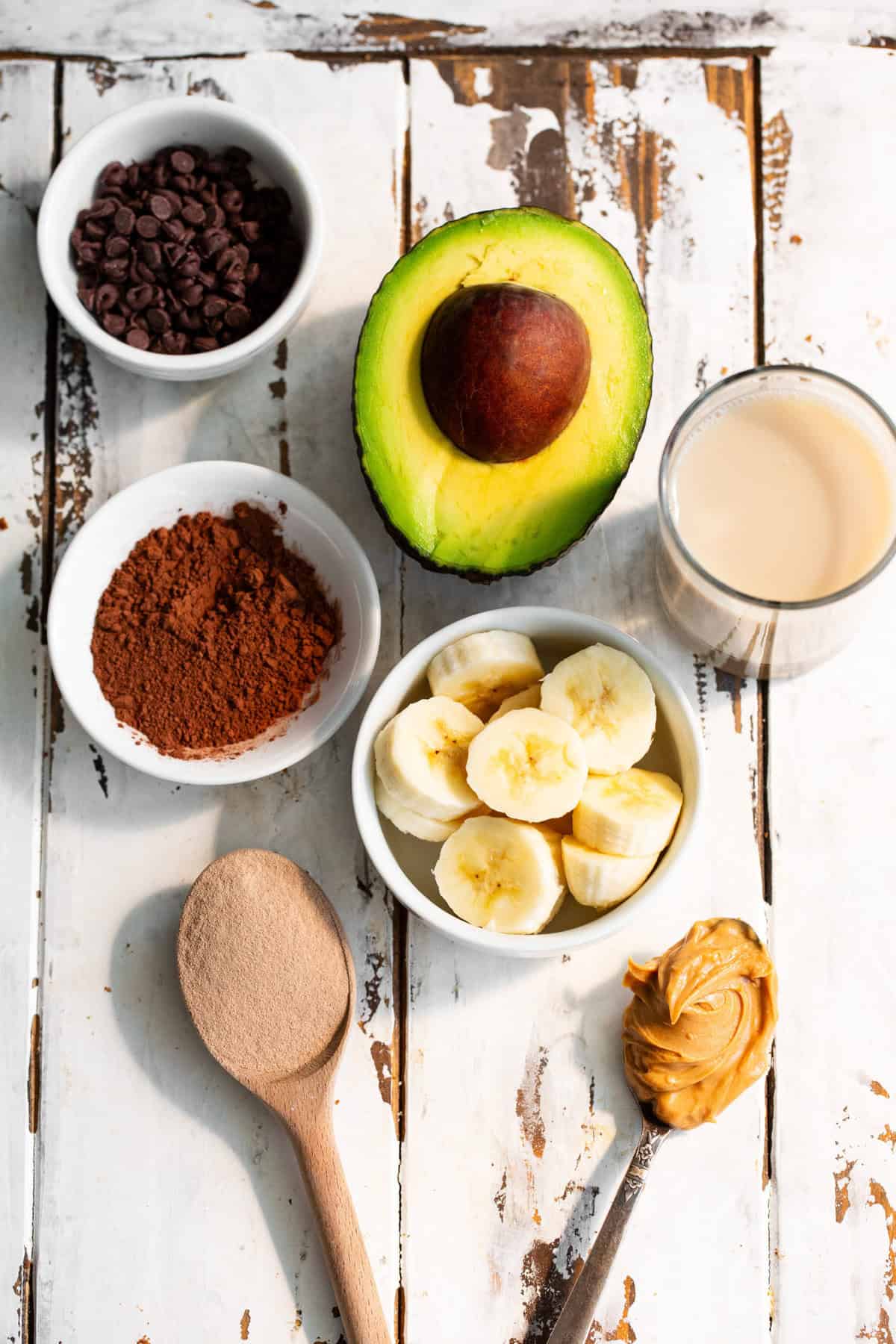 ingredients for high protein chocolate smoothie that's paleo friendly